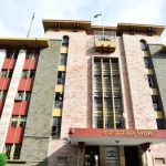 बेकायदेशीर फलकांना आळा घालण्यासाठी PMC होर्डिंगवर अनिवार्य QR कोड लागू करणार, उल्लंघन करणाऱ्यांवर कारवाईचा इशारा. पुणे बातम्या