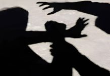 कारमध्ये लैंगिक छळ केल्याच्या वकिलाच्या तक्रारीनंतर चार जणांना अटक