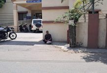 रस्त्यावरील अनधिकृत गॅरेजवर कारवाईच्या मागणीसाठी धरणे;