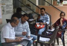 दिवसा घरापासून दूर? बीएलओ शहरी मतदारांसाठी सायंकाळच्या फेऱ्या काढतील. पुणे बातम्या