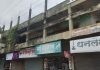 धोक्याच्या छायेत इंदिरा शॉपिंग सेंटर इमारत; नगरपरिषदेच्या निष्क्रियतेवर नागरिक संतप्त