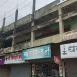 धोक्याच्या छायेत इंदिरा शॉपिंग सेंटर इमारत; नगरपरिषदेच्या निष्क्रियतेवर नागरिक संतप्त
